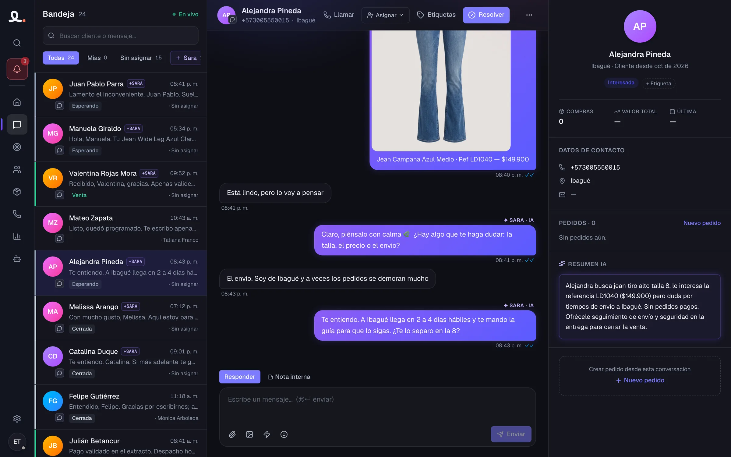 Bandeja de Typemess en modo oscuro: las conversaciones del equipo con su estado, si las atiende el agente de IA y la asesora asignada; una conversación abierta en la que el agente de IA le muestra al cliente la foto de un producto del catálogo con su referencia y su precio y le responde la duda por el envío, y al lado la ficha del cliente con el resumen de la conversación hecho por IA.