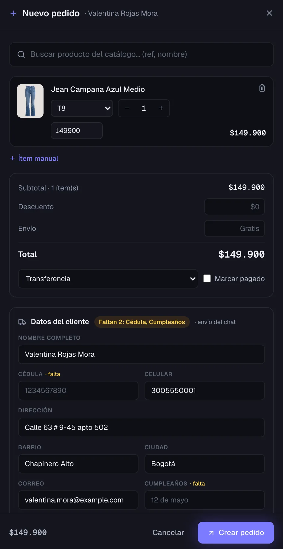 Ventana de nuevo pedido abierta desde una conversación: producto del catálogo con talla, cantidad y precio, descuento, envío, total, forma de pago y los datos de entrega del cliente (nombre, celular, dirección, barrio, ciudad y correo) ya cargados desde el chat, con aviso de los que faltan.
